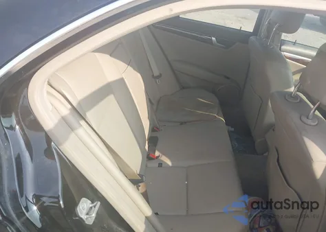 2013 Mercedes-Benz C 300 Luxury 4Matic/Sport 4Matic z USA, uszkodzony, nr VIN WDDGF8AB7DR287761